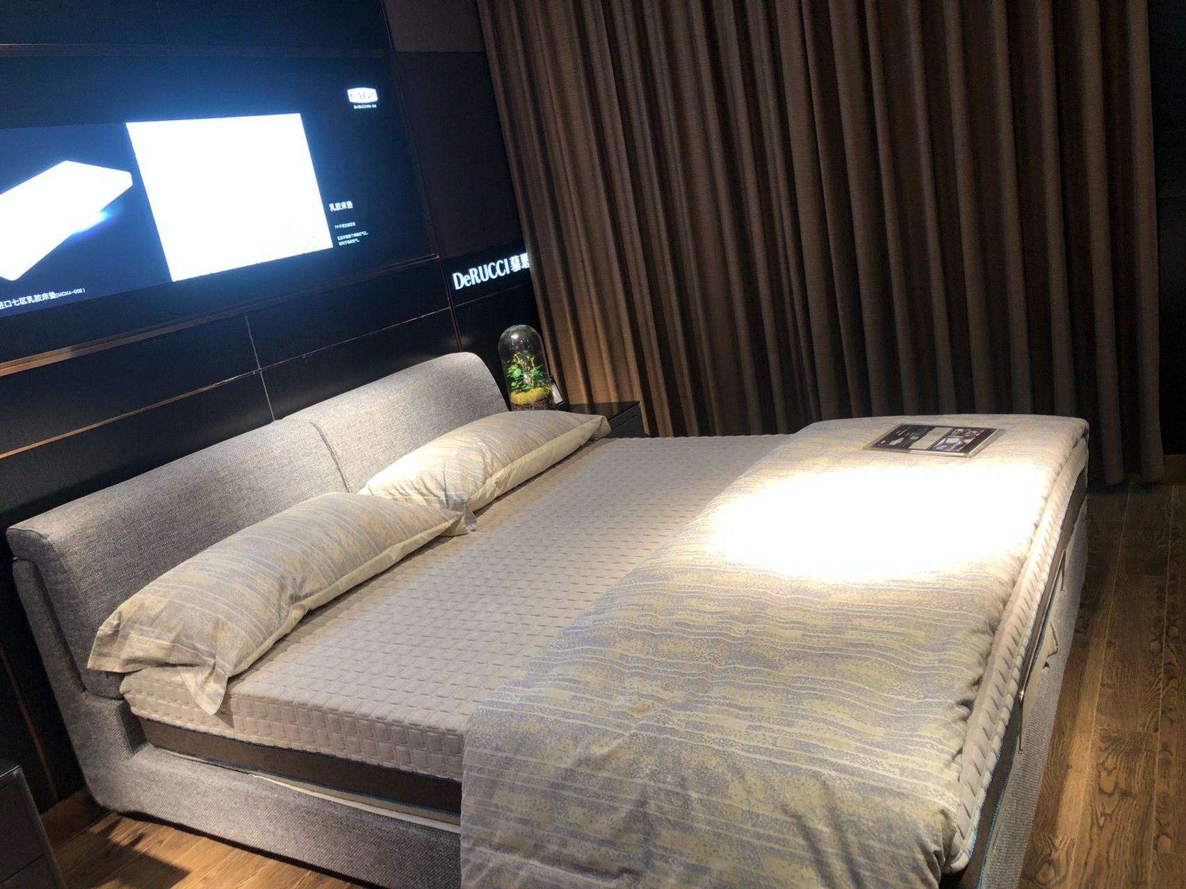 买了慕思的床和垫,花了14000 头脑发热了,床垫8000,床6000,就逛了慕思