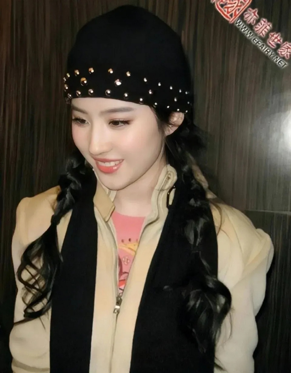 刘亦菲早期麻花辫带帽子旧图,感觉现在穿搭现在也很流行