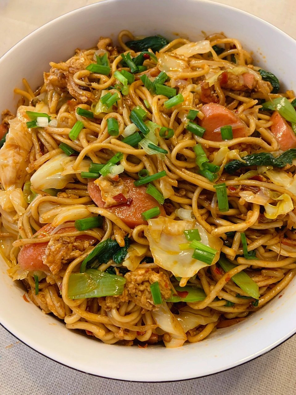 鸡蛋火腿肉丝炒面 材料:面一斤二两 豆芽 青菜 包菜 火腿肠 肉肉 鸡蛋