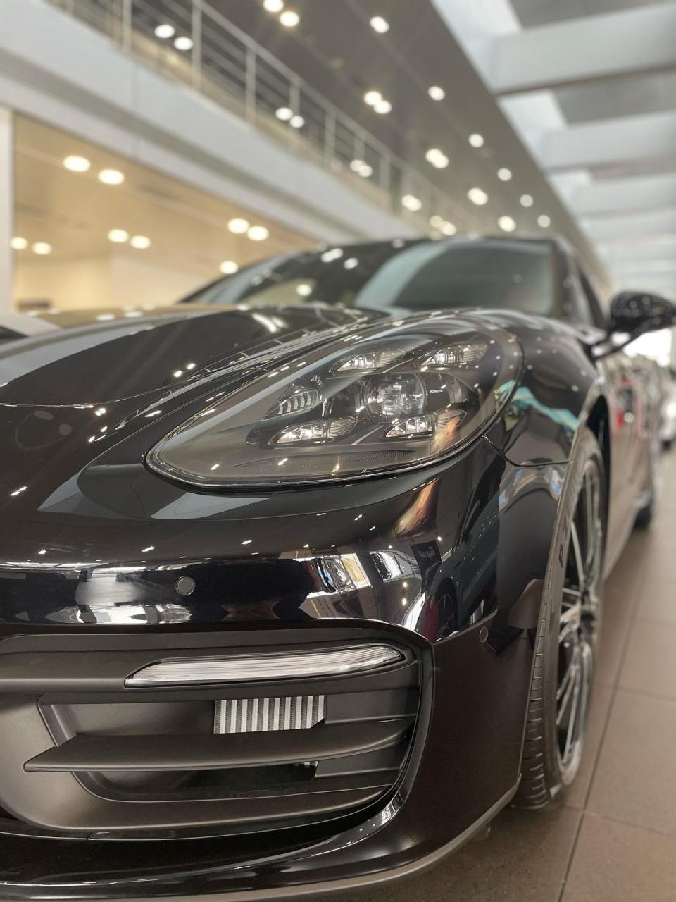 现车推荐|黑玉色panamera铂金版.黑色和波尔多红双色调真皮内饰