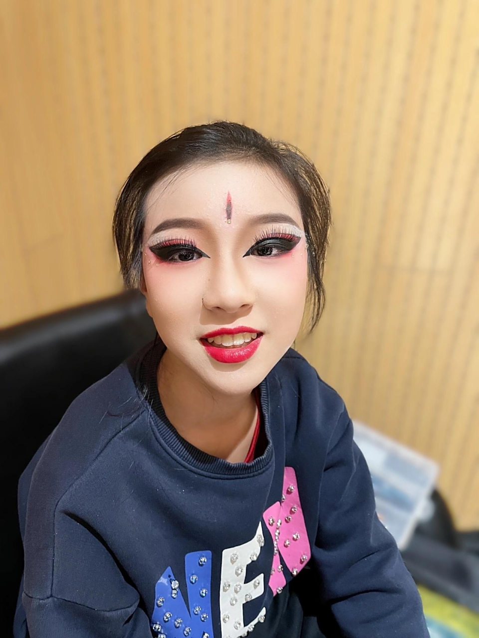 蒙古舞妆容 蒙古舞妆容,英姿飒爽,刚中带点柔,可惜了我没给做发型,没