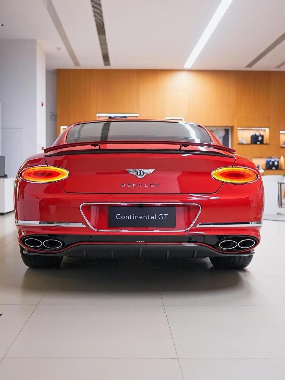 亮灰喷漆轮毂 黑钢琴木面板 前座舒舒座椅配置 热刺红色宾利徽章刺绣