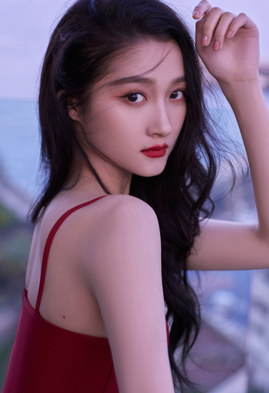 关晓彤吊带红裙明艳动人 手持红花氛围拉满