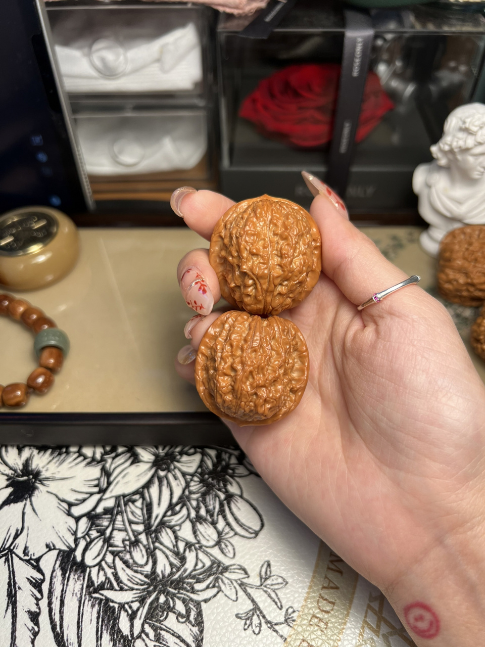 每日核桃分享6—血麒麟 【第六对】血麒麟 血麒麟,也叫平谷骰子96