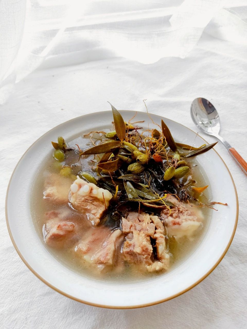 91夏日养生汤 | 石橄榄排骨汤 91石橄榄,又名石仙桃,石橄榄的功效