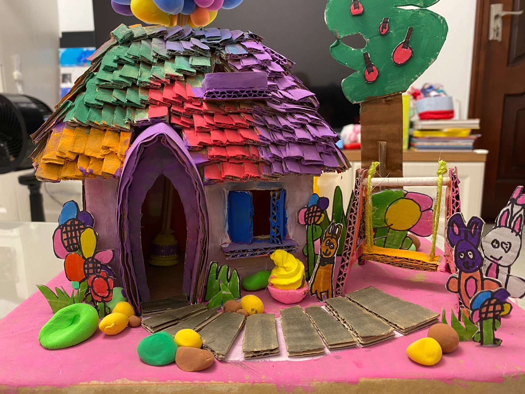 幼儿园亲子作业 手工立体房子 一家人的劳动成果,耗时较长.