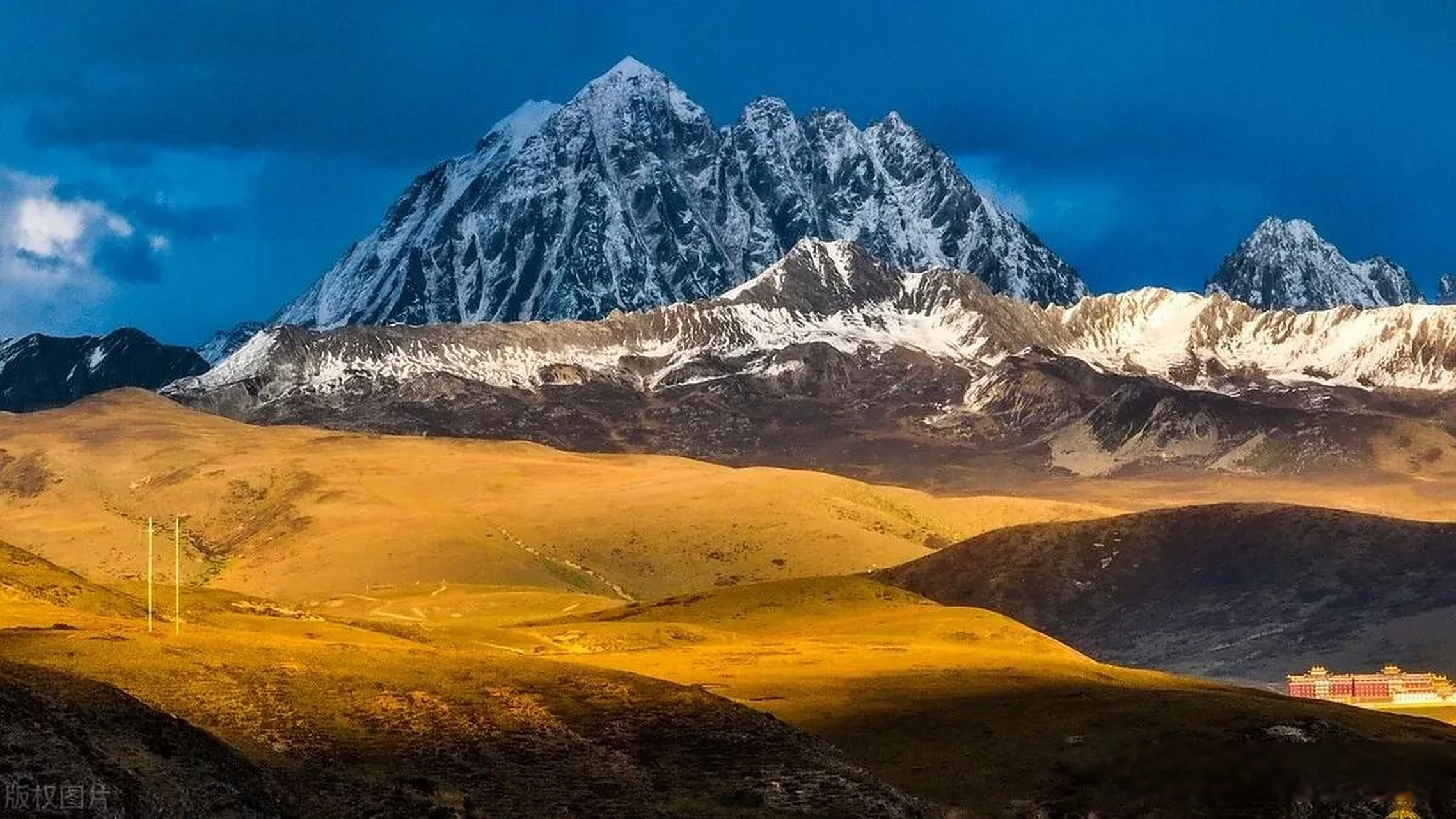 雅拉雪山位于四川甘孜州康定,道孚和丹巴三县的交界处,海拔5884米,与