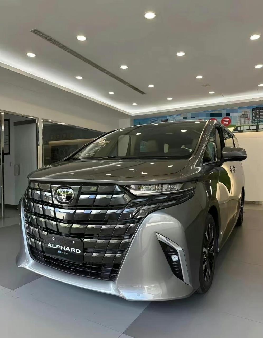新一代的加价神车,丰田2024款埃尔法,最近有博主吐槽加价力度不减当年