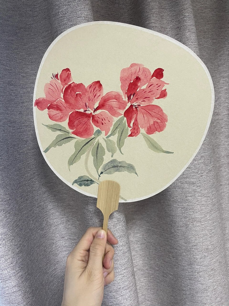 百合花小扇看过来 今天下午休假,画一个扇子吧.