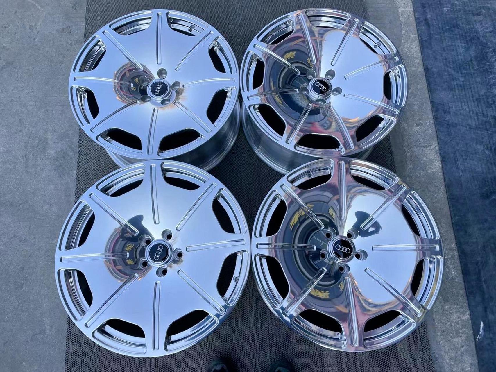 奥迪a8l霍希版20寸大饼轮毂 效果不错.