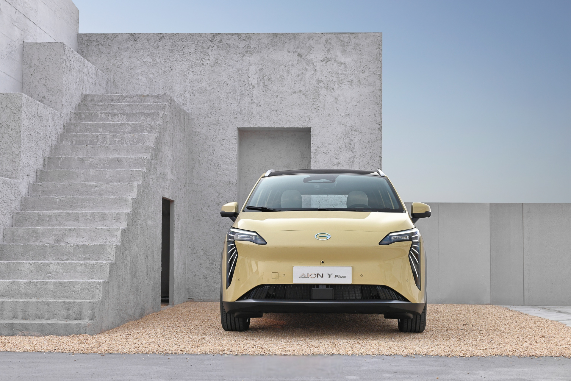 虽说广汽埃安把aion y plus定义为a级suv,不过van哥觉得它根本就是个