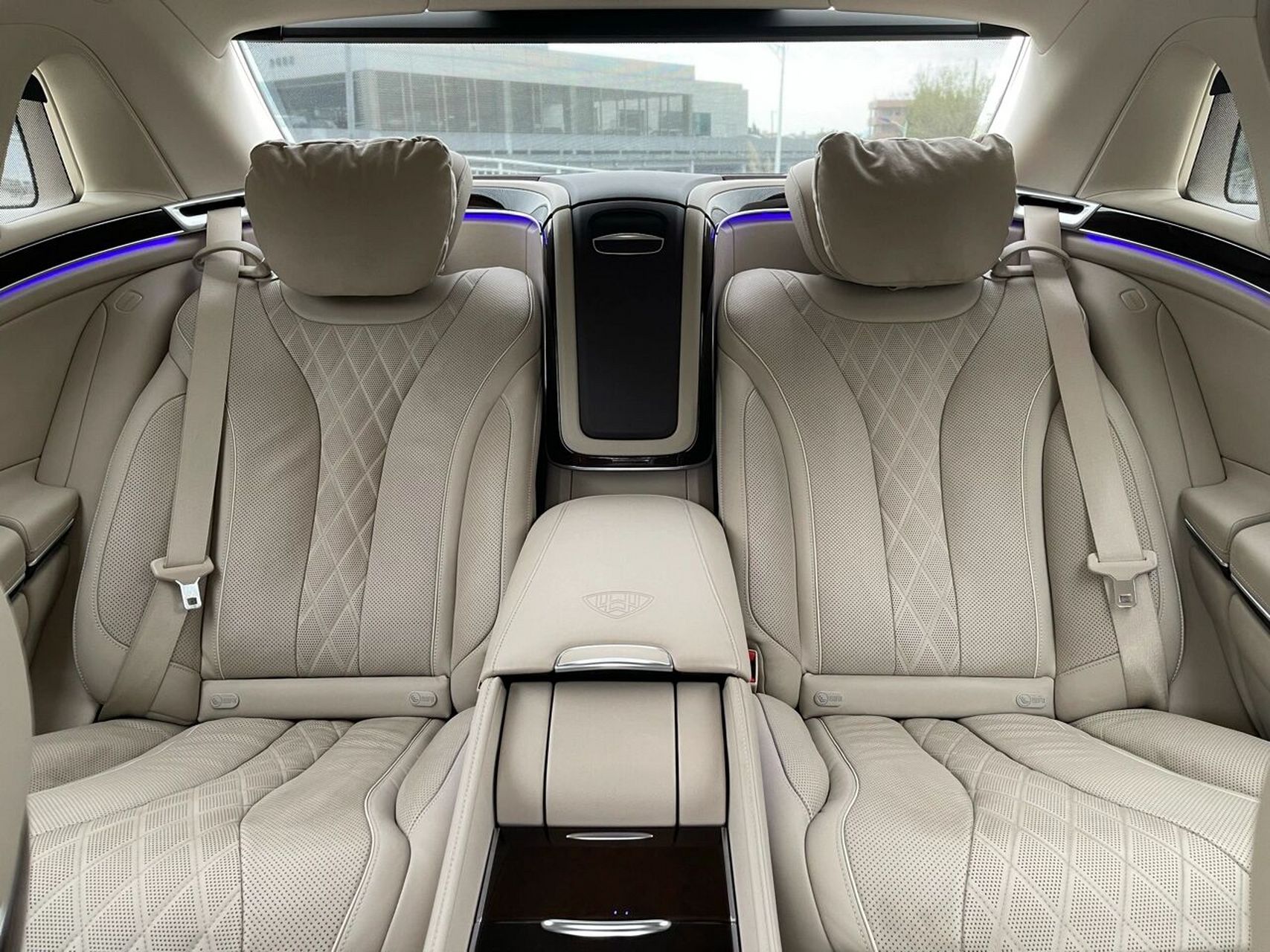 绝美v8迈巴赫s500 在行政级别领域,奔驰迈巴赫的产品力和市场表现从未