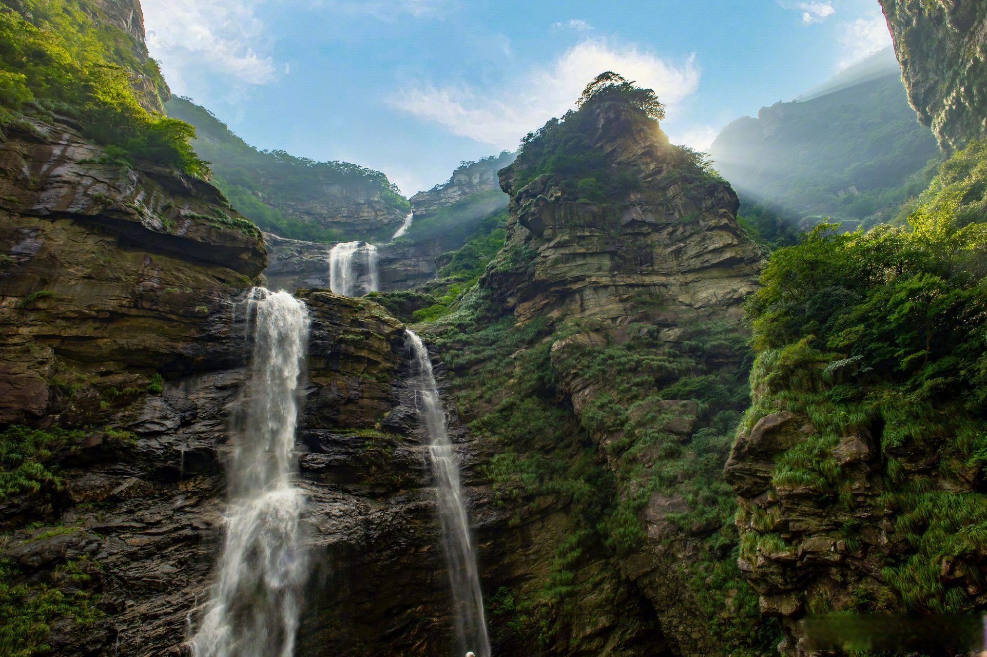 庐山的地貌特征十分复杂,其秀丽景观使文人墨客在此做出流传千古的