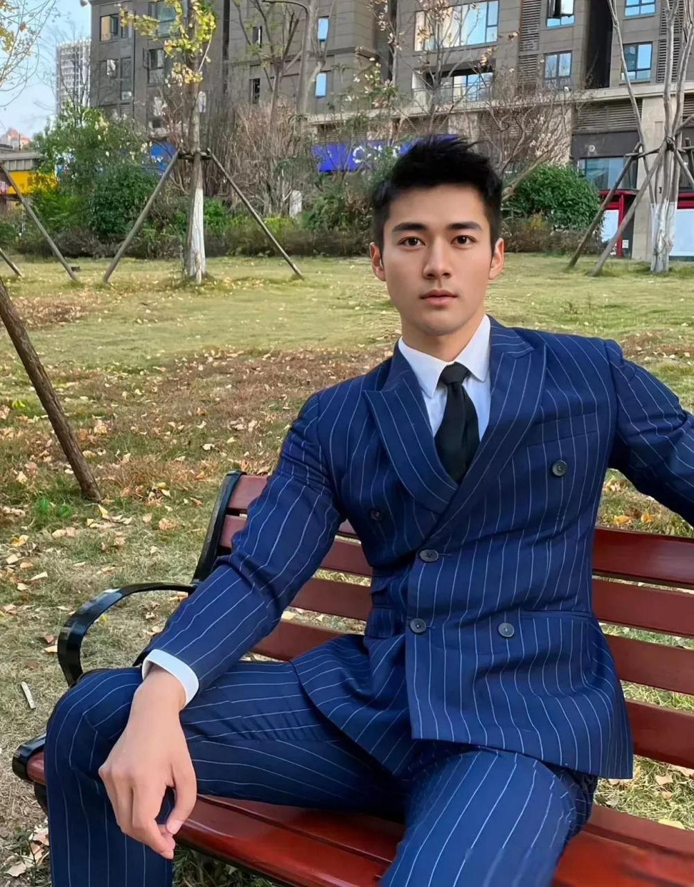 西装革履,尽显绅士风度.春天来了,出来散散心.