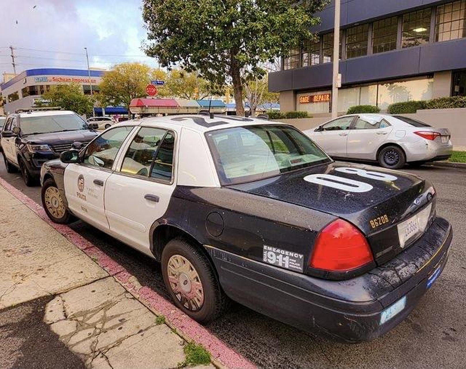 局(lapd)福特维多利亚皇冠(cvpi)警车欣赏#美国警车 #加州 #洛杉矶