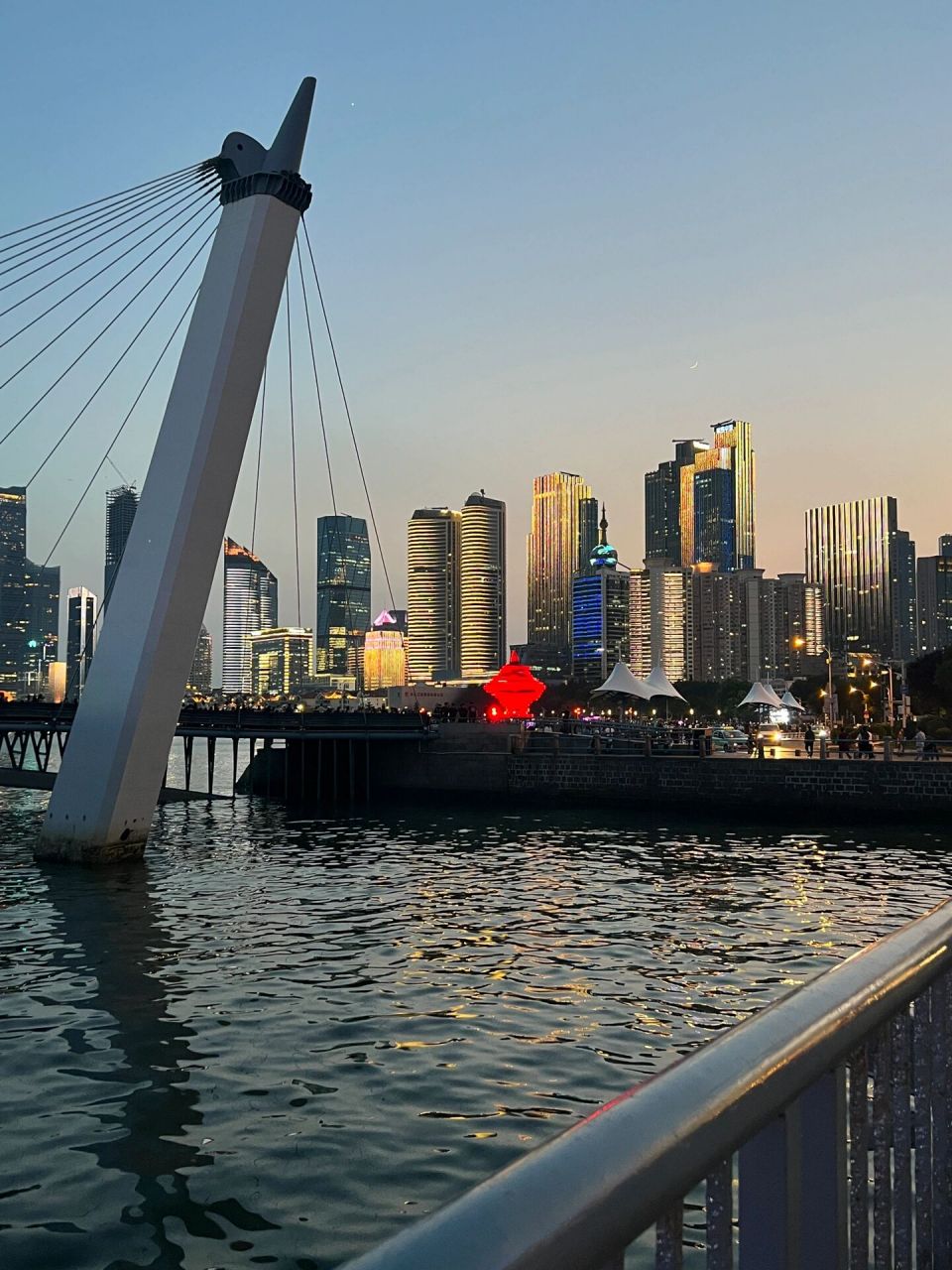 青岛五四广场 五四广场太出片了 晚上八点灯光秀 夜景海滩 感受青岛的