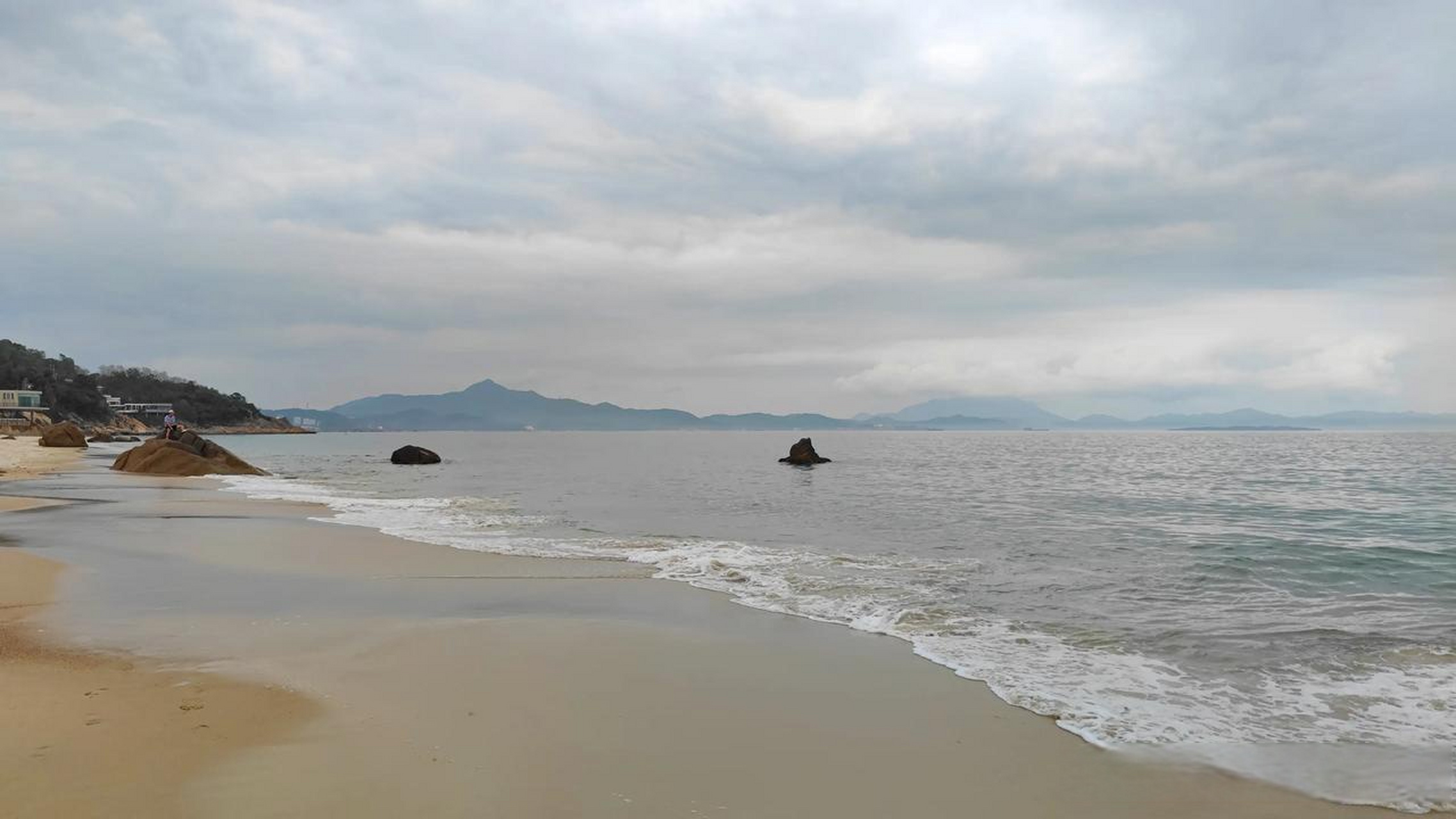 游客稀少,号称"深圳东部最清爽的海滩",它就是深圳背仔角沙滩,实际