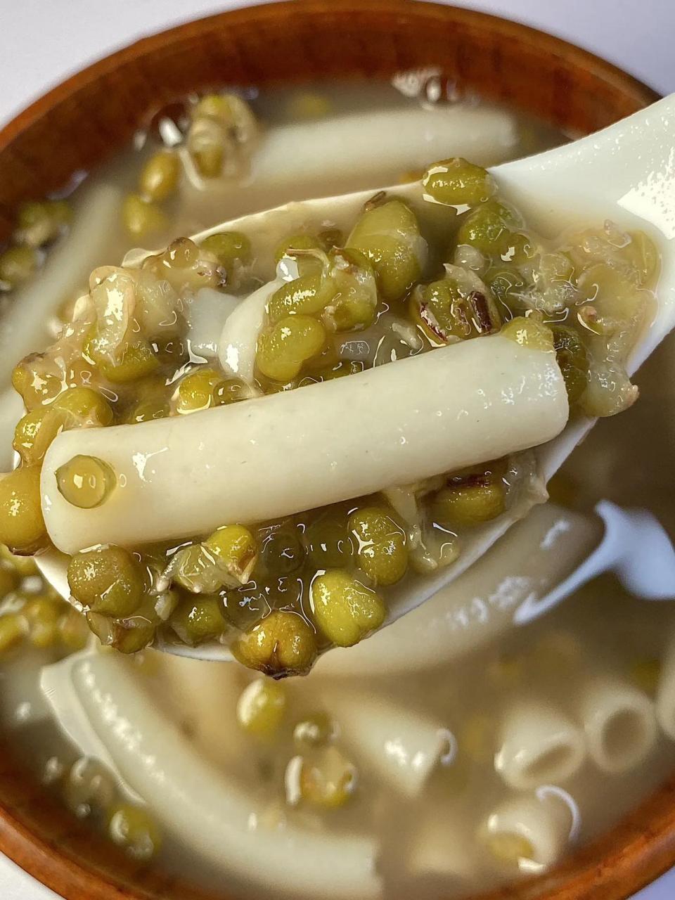 做法: 1,通心粉和绿豆提前泡5小时,绿豆下锅煮到开花; 2,通心粉煮熟