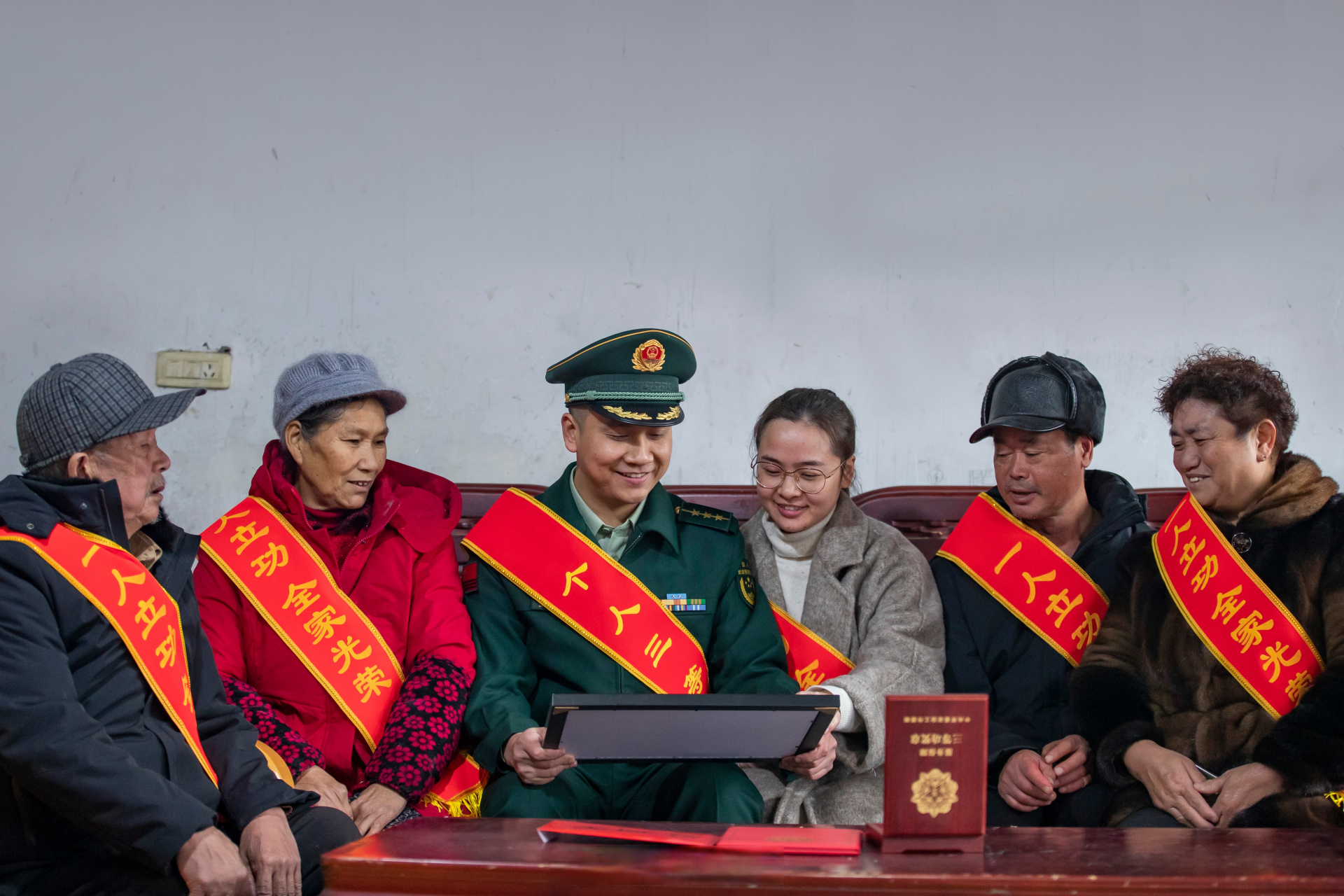 新年礼物我羡慕了】近日,武警重庆总队执勤第三支队派出送喜报小组,将