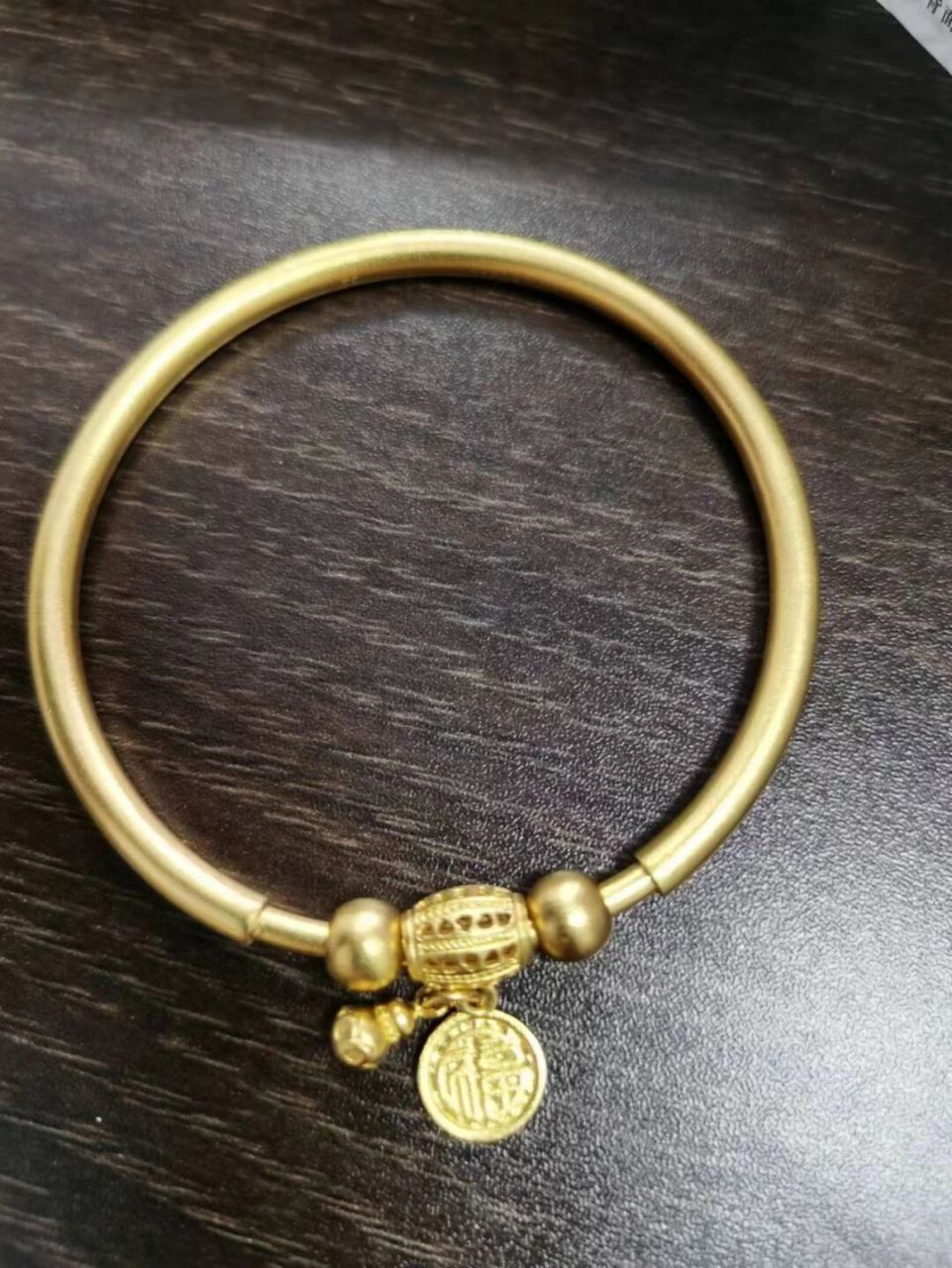 黄金的手镯是越来越好看了 前几天客户来出的,老凤祥,56圈口,看这新旧