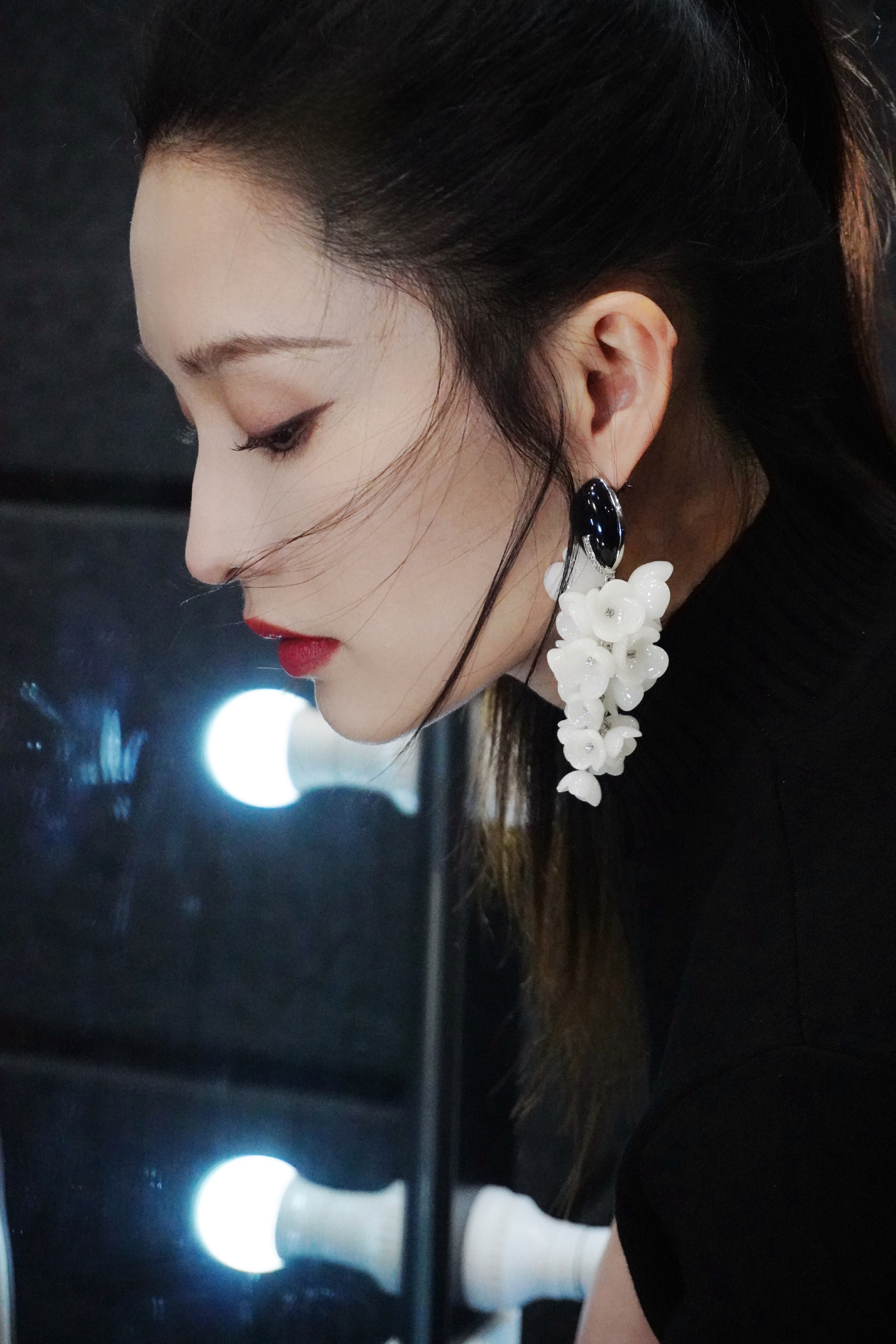 李沁红唇黑衣造型好酷好美