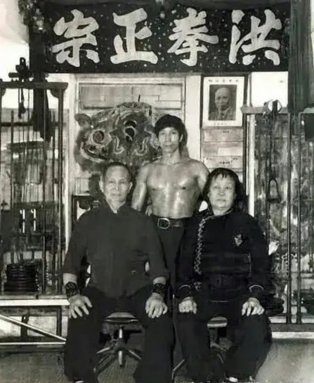 赵志凌年轻时照片(图一图二),这一身肌肉跟功夫里的娘娘腔反差好大.