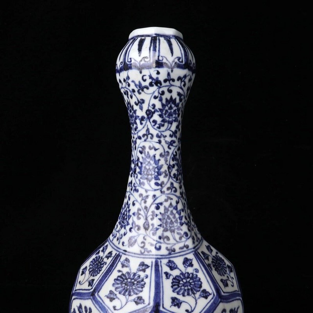 明代青花缠枝莲纹蒜头瓶一对 明代青花缠枝莲纹蒜头瓶一对#博物馆奇遇