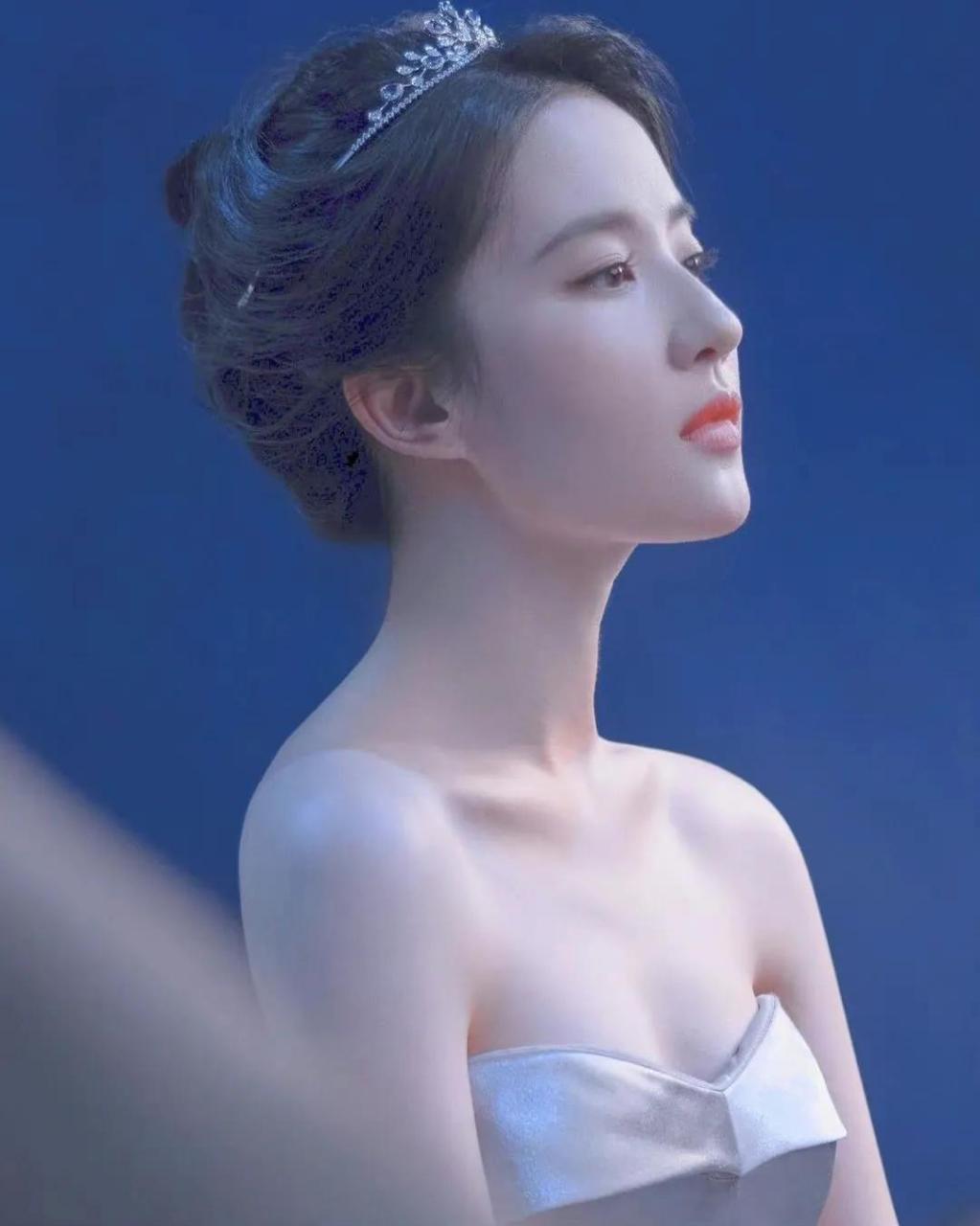 刘亦菲侧颜合集,鼻子有个小驼峰,传说中的天选之鼻,老天爷赏饭吃的