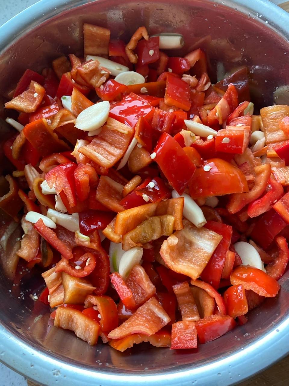 腌红辣椒片 1.厚肉的红辣椒洗干净,沥干水分.