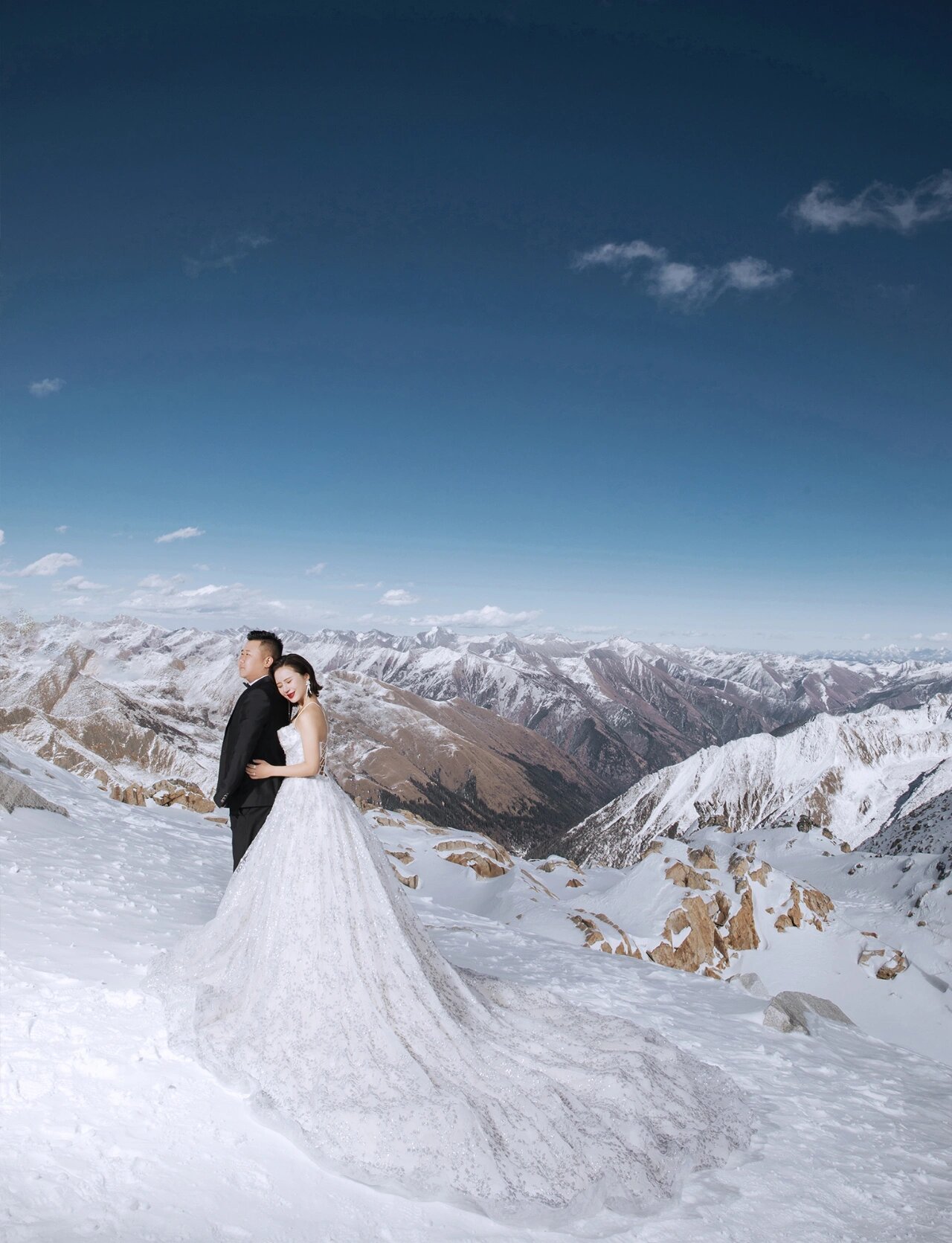 川西旅拍 | 冬天更让人期待的雪山婚纱照 每场相爱的约定 神圣到纯白