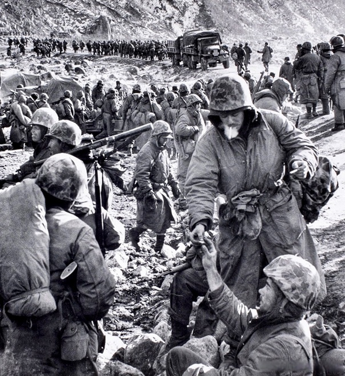 危险的美国海军陆战队第一师沿着一条被称之为"噩梦巷"的峡谷公路撤退