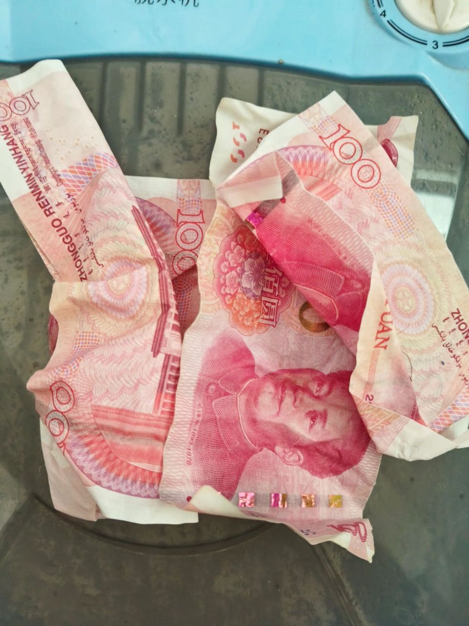 洗过的钱还能用吗 洗完澡后,我妈就把她衣服扔洗衣机里面,我洗完澡后