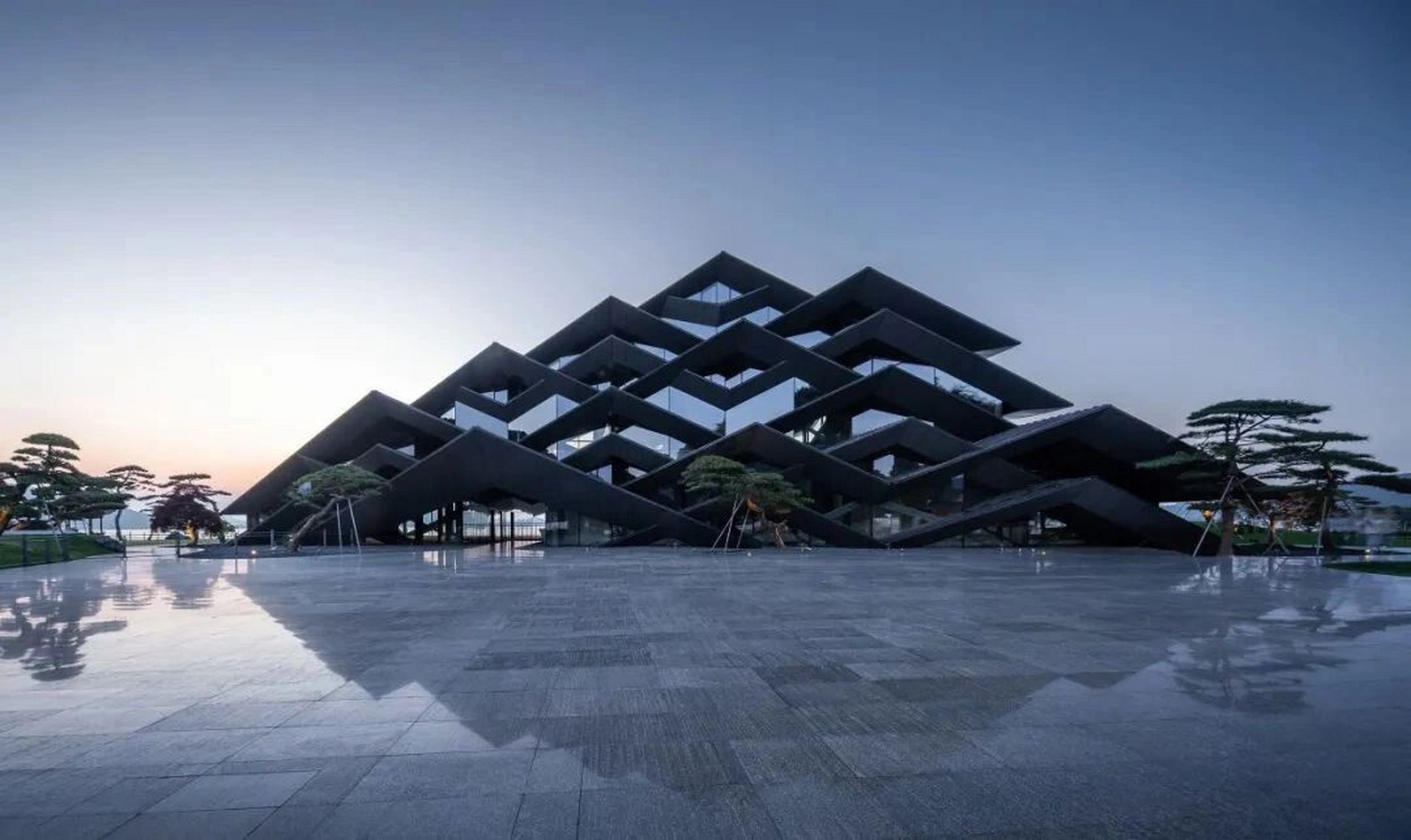 韩岭美术馆最令人瞩目的外观,来自东钱湖的风景和周边韩岭村落的瓦片.