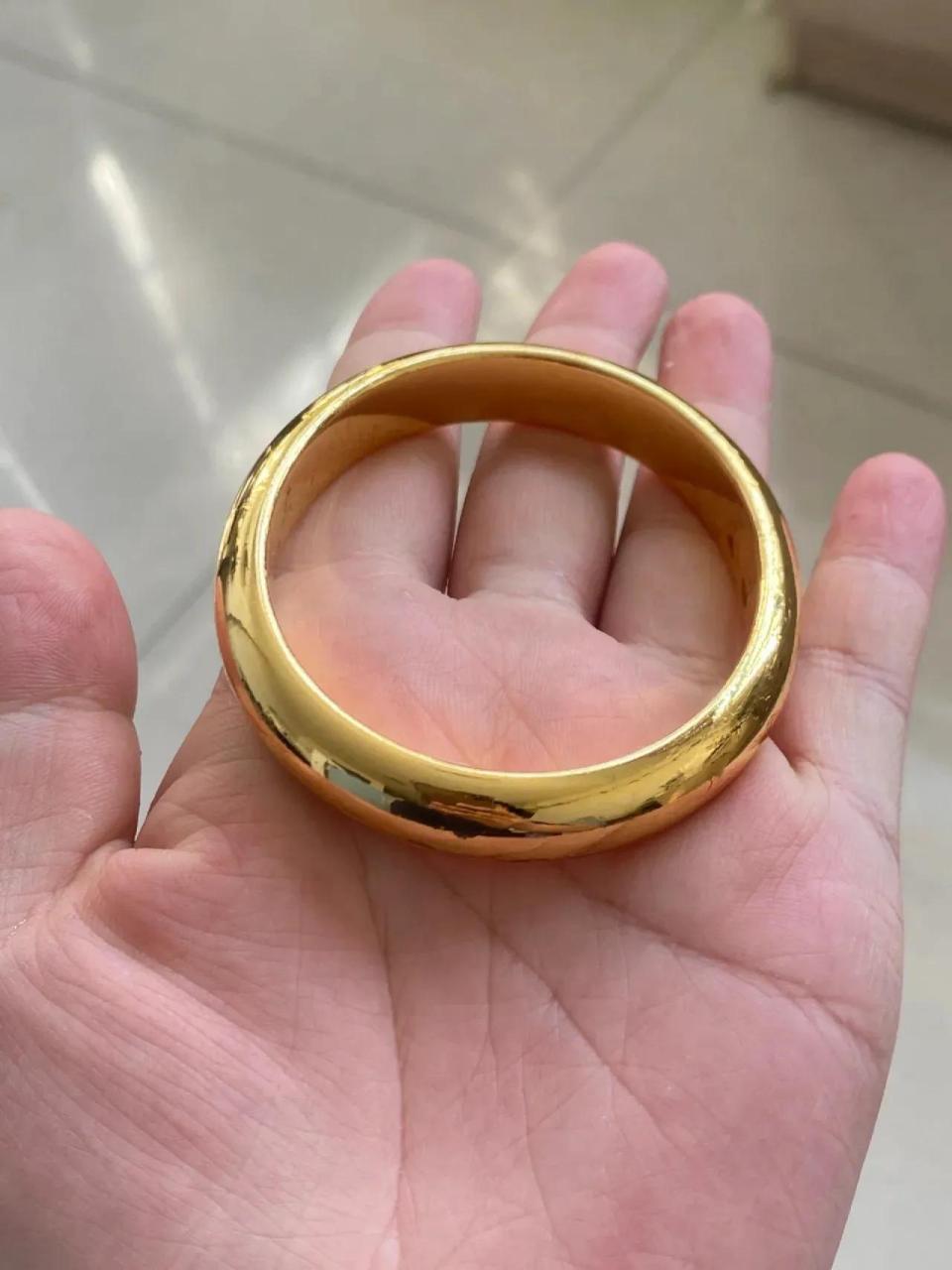 的大金镯子,花了十几万,老爸气得够呛,怪她自作主张,为啥黄金越贵越买