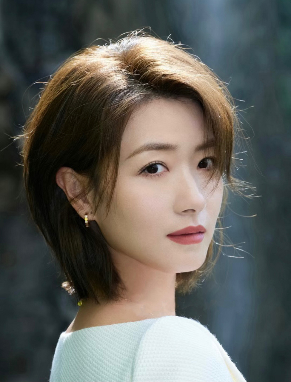 女神万茜短发,精致干练又不失女人味 干练随性的中性风很值得推荐