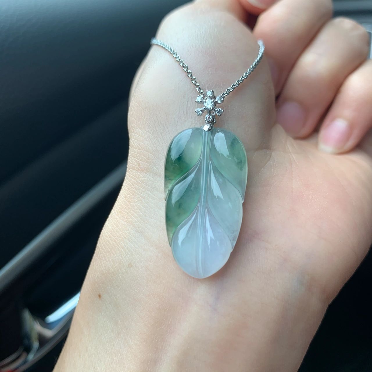 翡翠叶子树叶吊坠的寓意 佩戴叶子的寓意 翡翠树叶因其含"叶"字,又