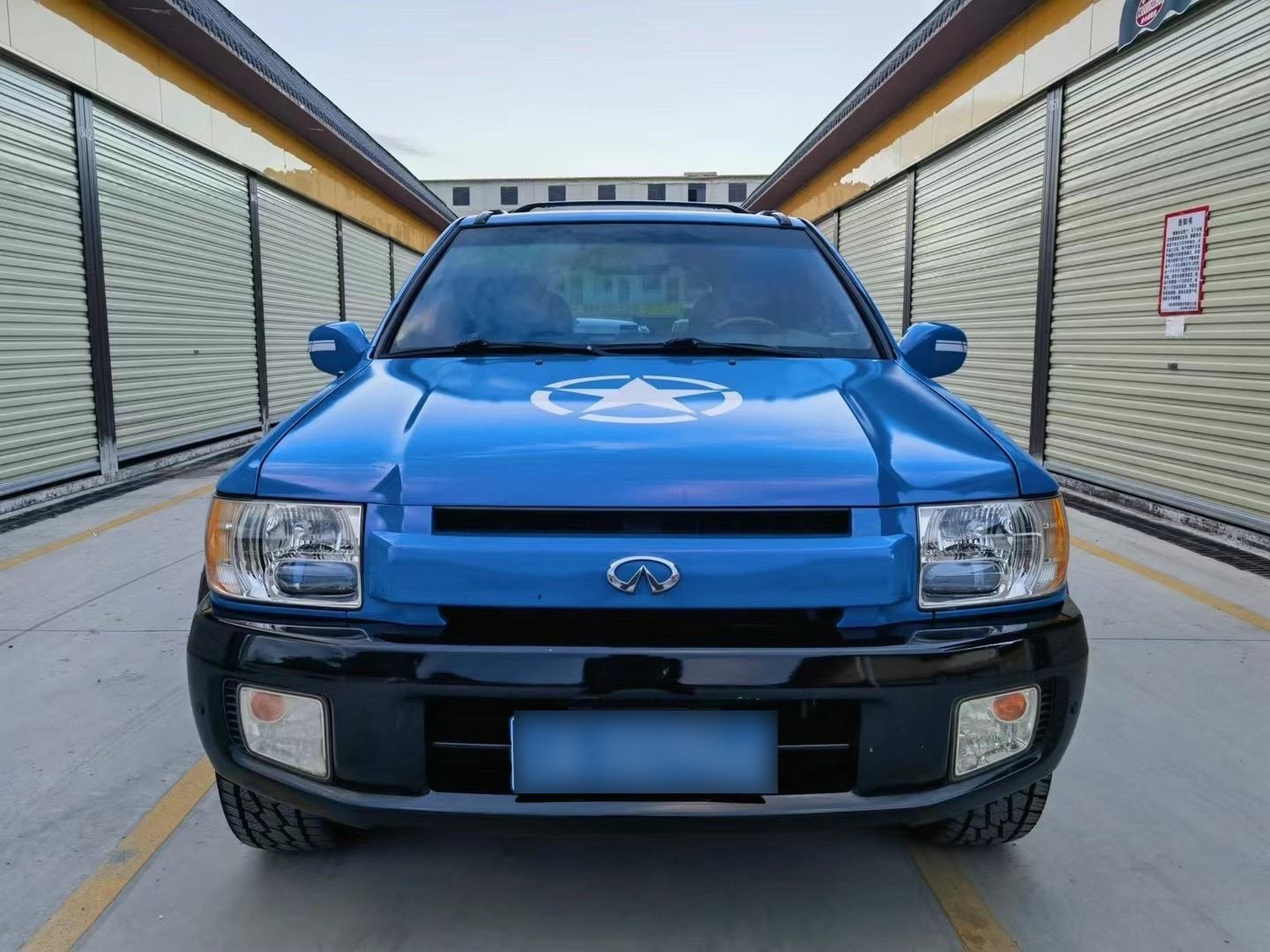 英菲尼迪qx4  02年上牌,当年100万,现在几小万,车况不错,来个老板带走