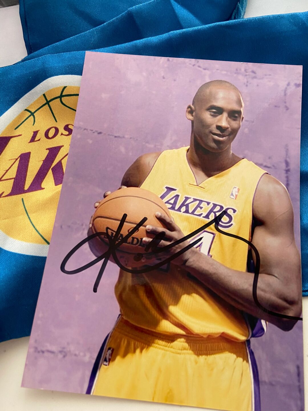 小钱钱 在我这十年里无数个绝望的晚上 治愈过我 温暖过我  科比签名