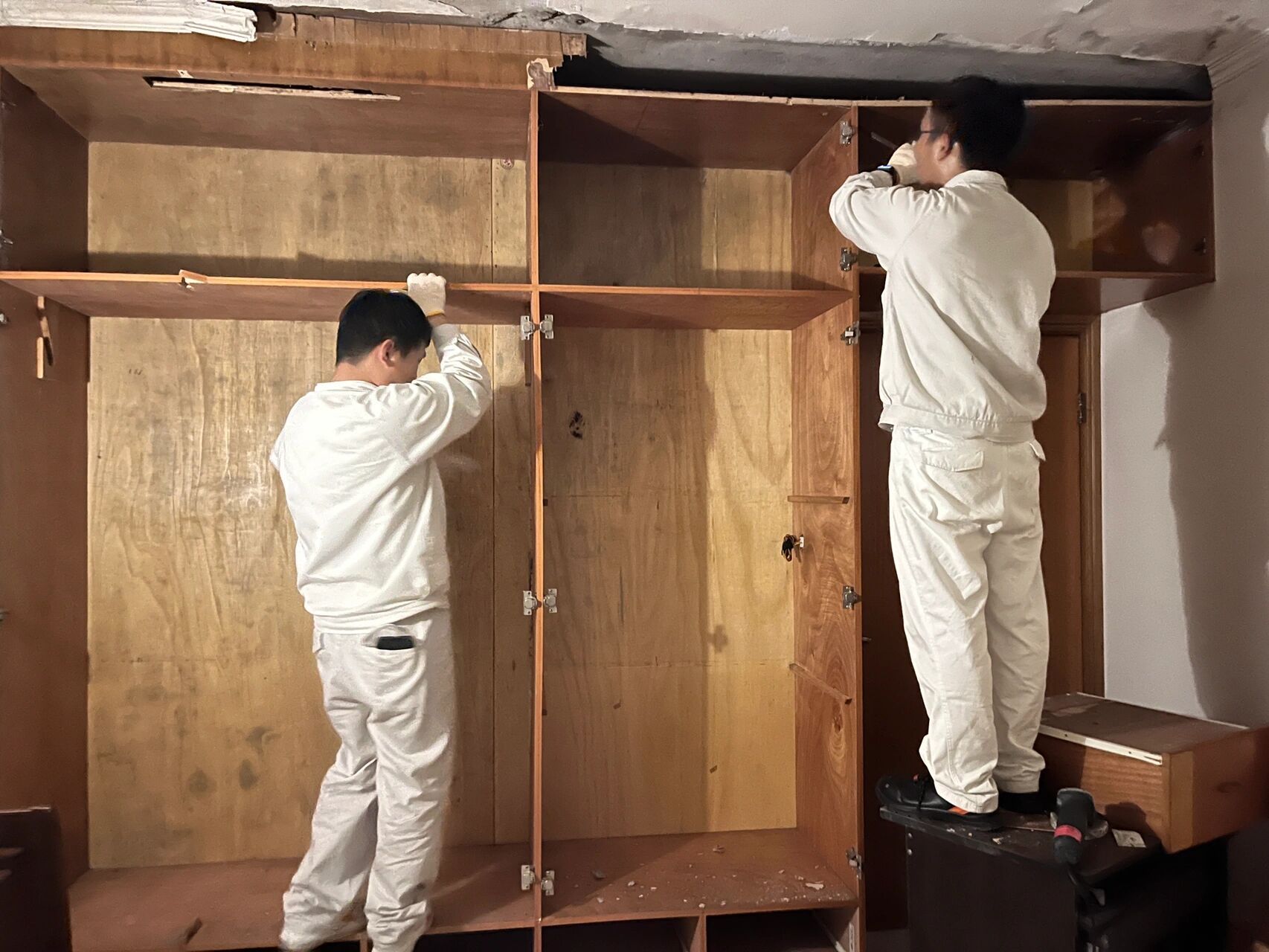 自己动手拆柜子 因为拆家好贵,决定自己动手拆了,把弟弟喊来,拆了两个