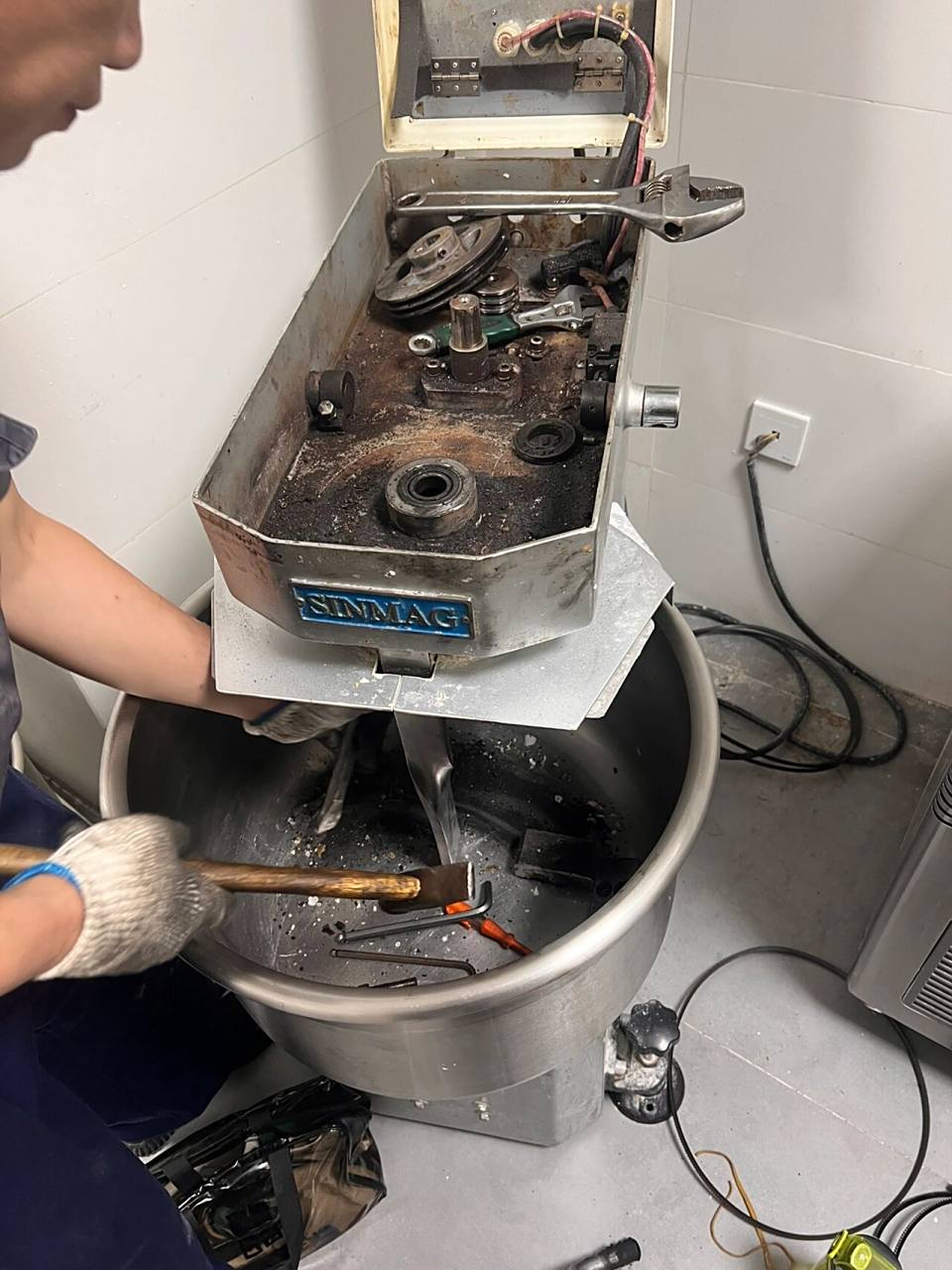 和面机维修 这台和面机已经4年了,终于在每天高强度的使用中,光荣负伤