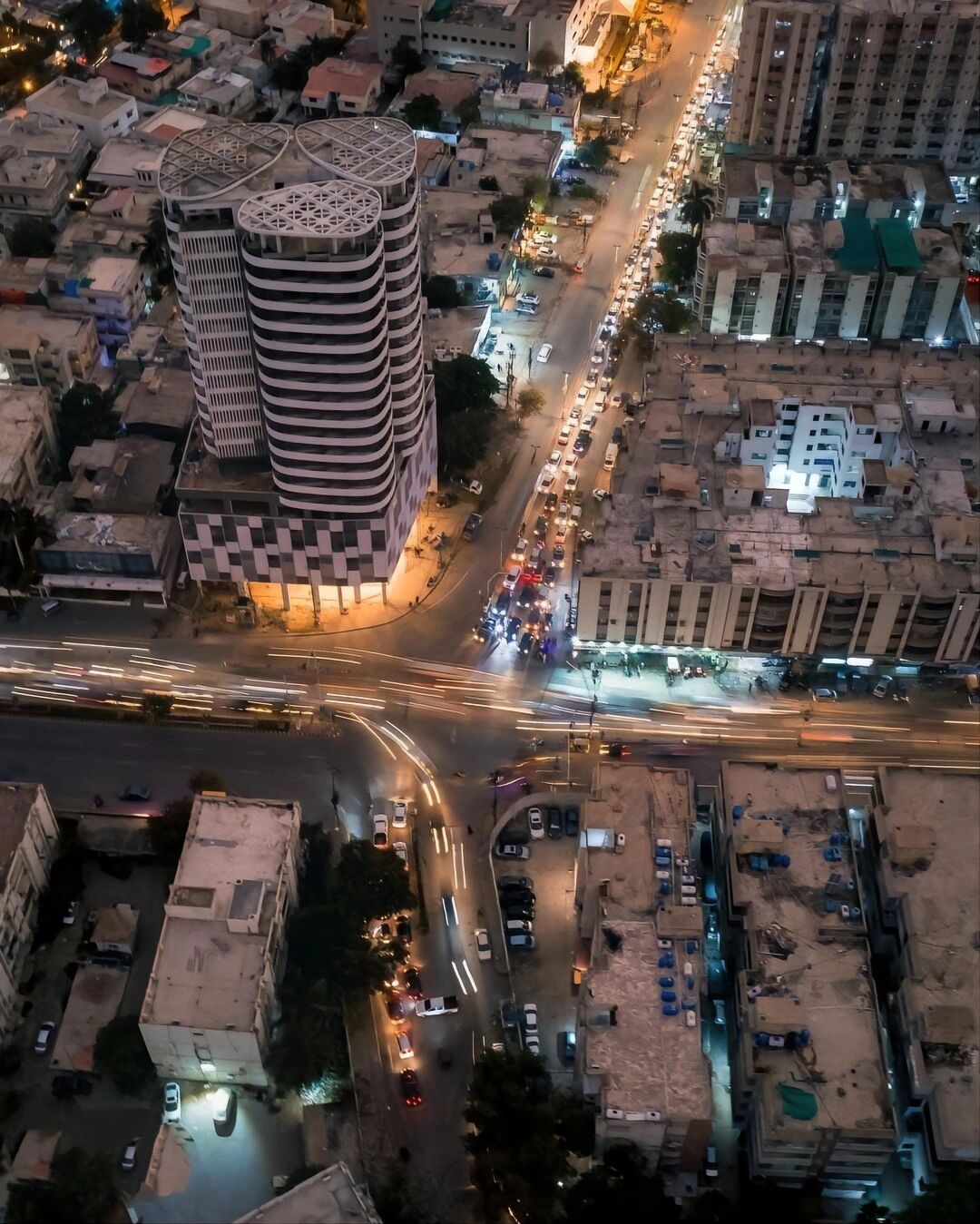 巴基斯坦第一大城市卡拉奇,人口2000多万,人均gdp5300美元