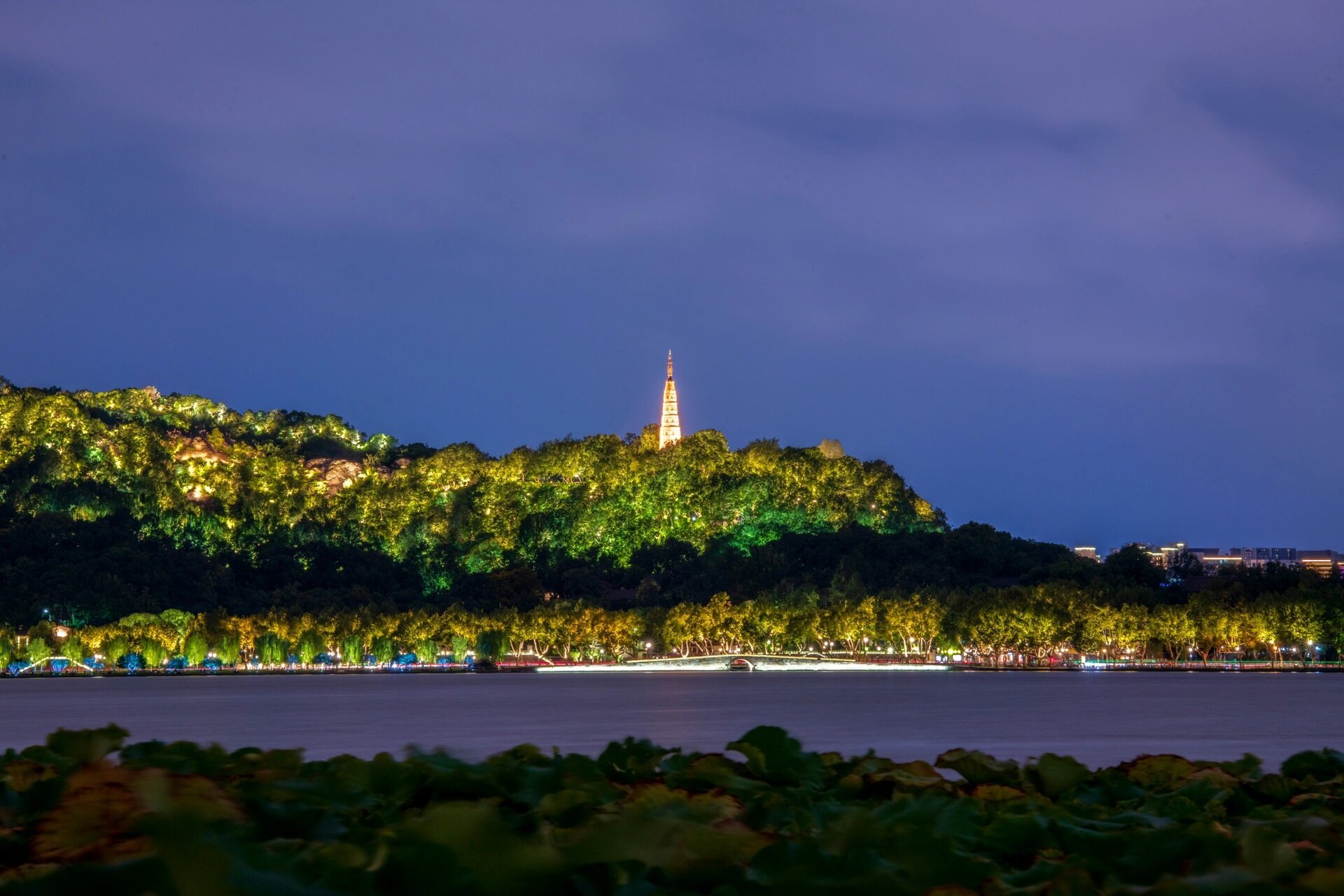 保俶塔夜景 保俶塔,位于浙江省杭州市西湖北侧宝石山山顶,是建于五代