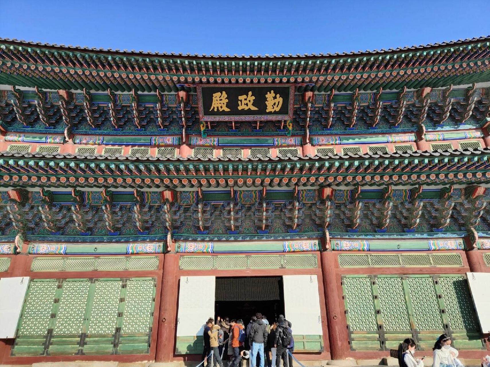 勤政殿是景福宫各殿之首门前正九品到一品  勤政殿作为韩国国宝第223