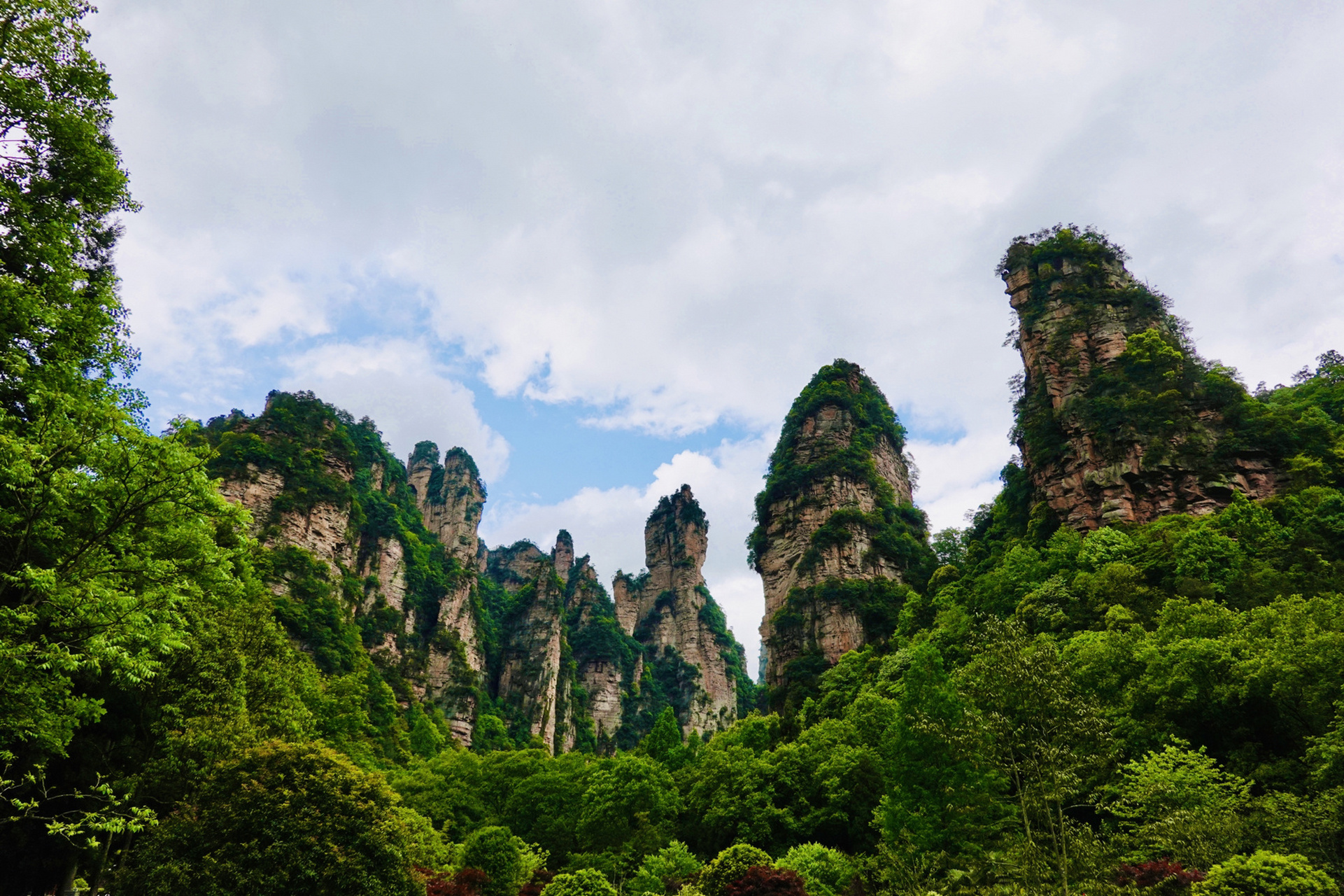 武陵源黄石寨 据介绍,黄石寨是武陵源风景区5条精品游览线之一,有"不