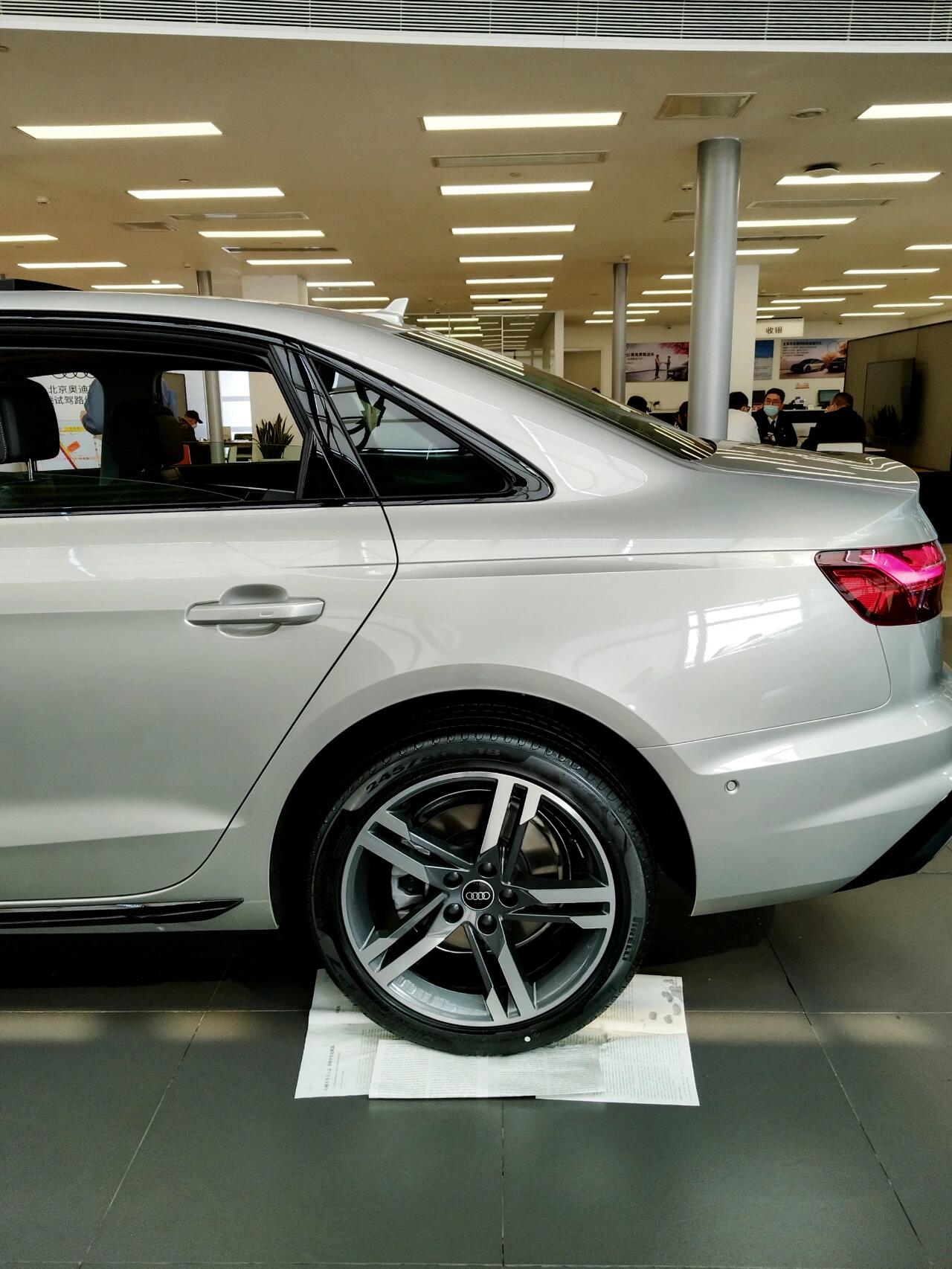 白金色的奥迪a4l !真的绝了![哇r]