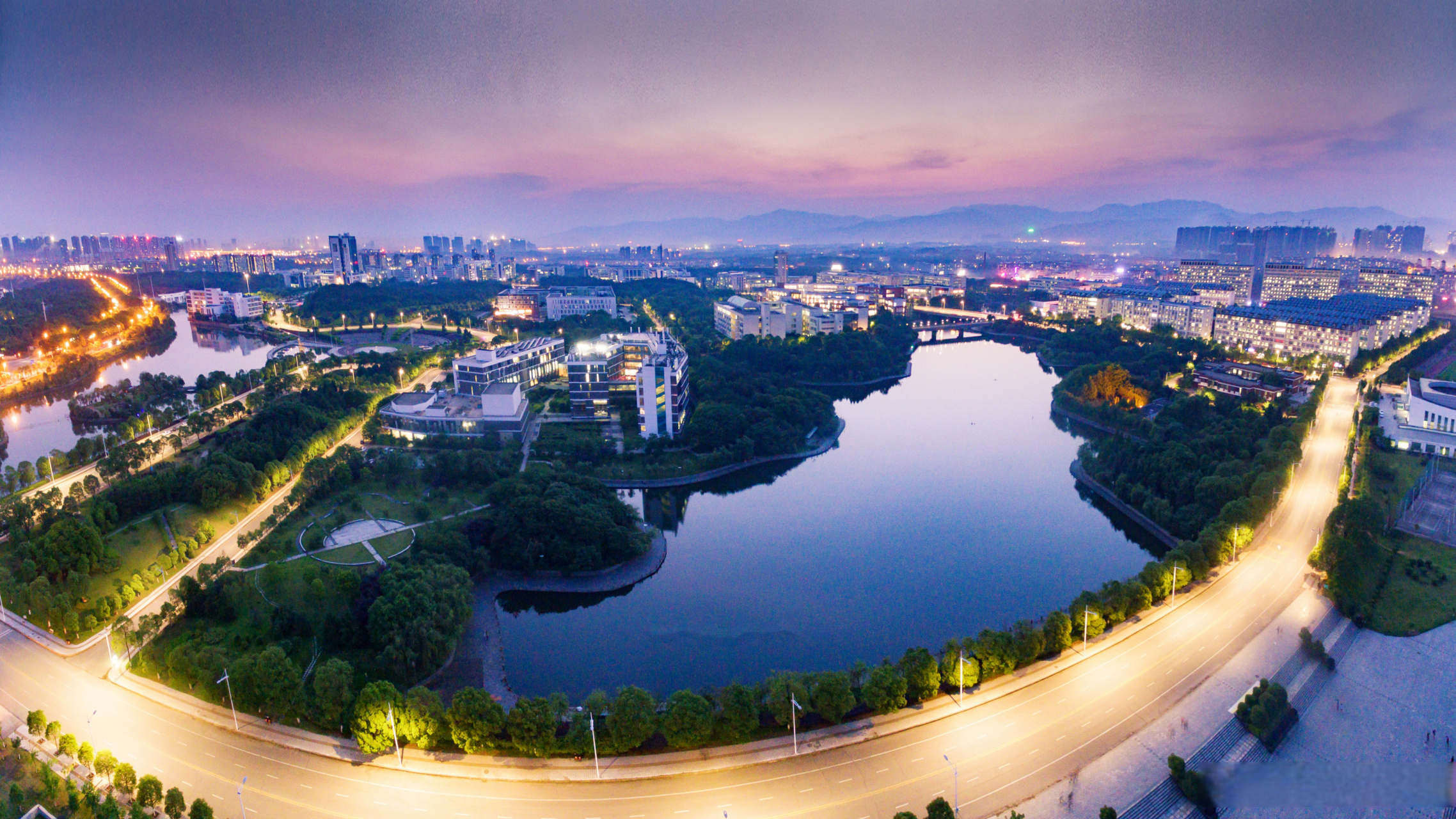 南昌大学办学102周年  学宫依赣水,渊远自流长.