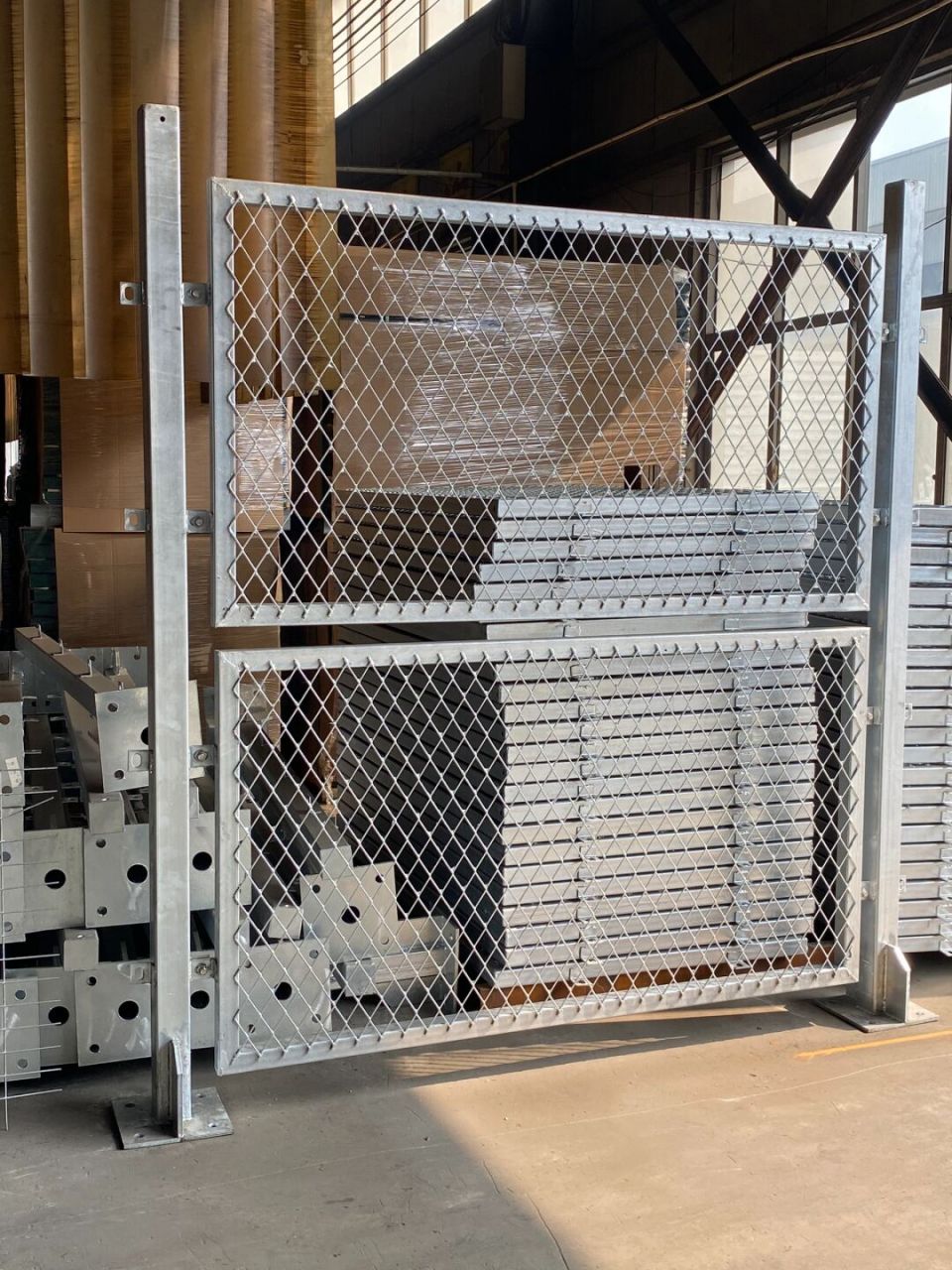 钢板网护栏 钢板网护栏又称防眩网,既可保证防眩设施的连续性和横向通