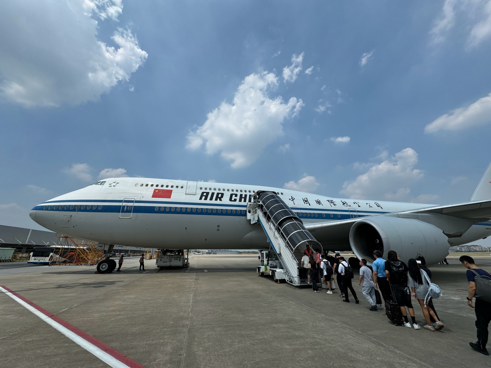 今天登机,舷梯上747-8,登出了猿手专机的气质  上飞机之后,漂亮的乘务