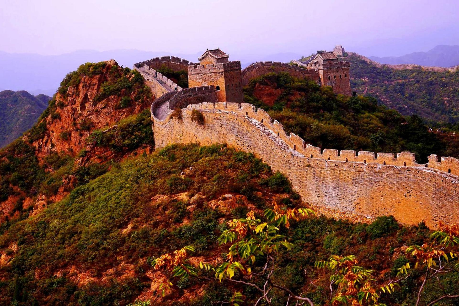 长城简介 长城,又称万里长城,是中国古代的军事防御工事,是一道高大