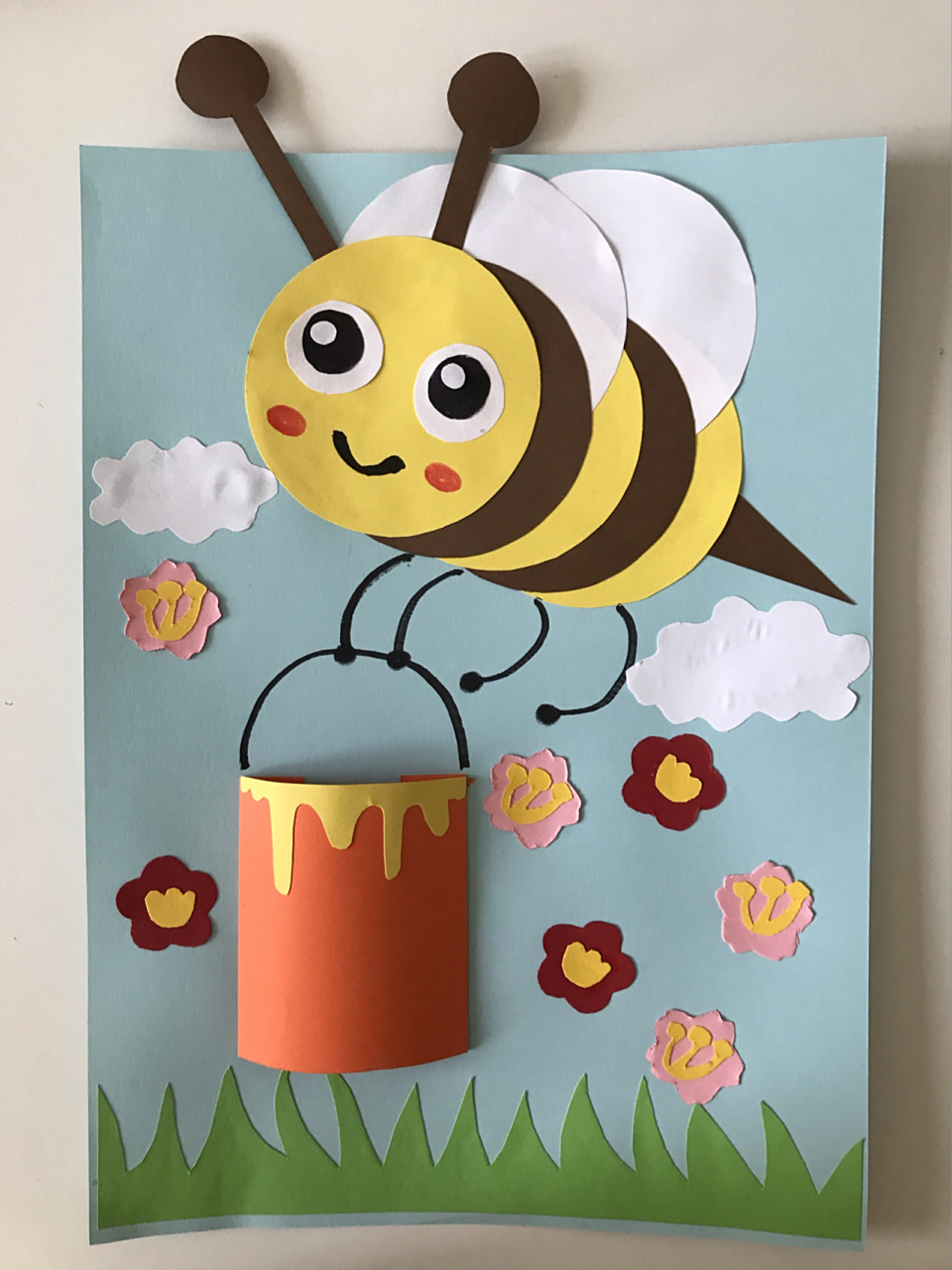 "五一"劳动节,勤劳的小蜜蜂剪贴画.